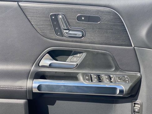 Used 2025 Mercedes-Benz GLB 250 image 17