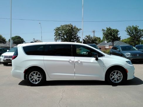 Used 2025 Chrysler Pacifica Select FWD image 5
