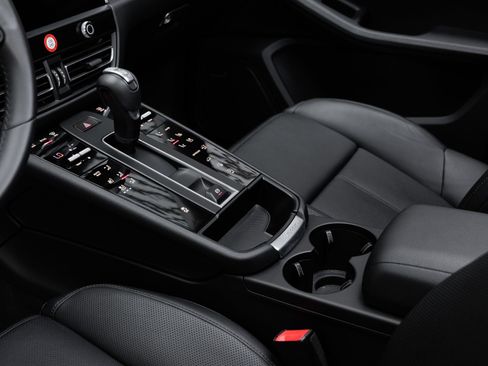 Certified 2026 Porsche Macan AWD/4WD image 23