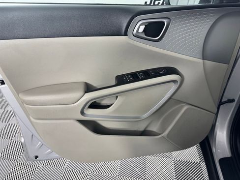 Used 2021 Kia Soul LX image 10