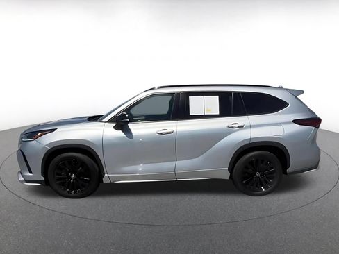Used 2024 Toyota Highlander XSE FWD image 9