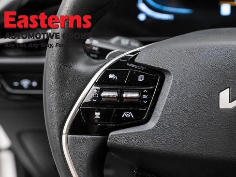 Used 2023 Kia Niro EX image 15