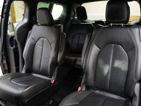 Used 2021 Chrysler Pacifica Touring-L w/ Uconnect Theater Family Group image 33