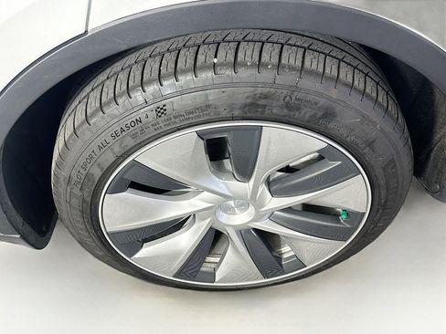 Used 2022 Tesla Model Y Long Range AWD/4WD image 11