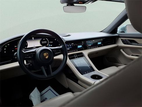 Used 2022 Porsche Taycan image 9