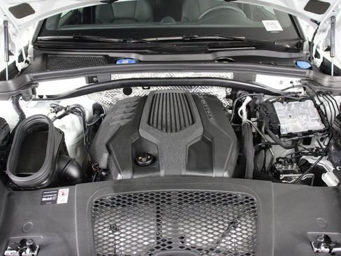 Certified 2026 Porsche Macan AWD/4WD image 26