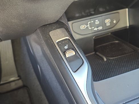 Certified 2025 Kia Sorento S image 28