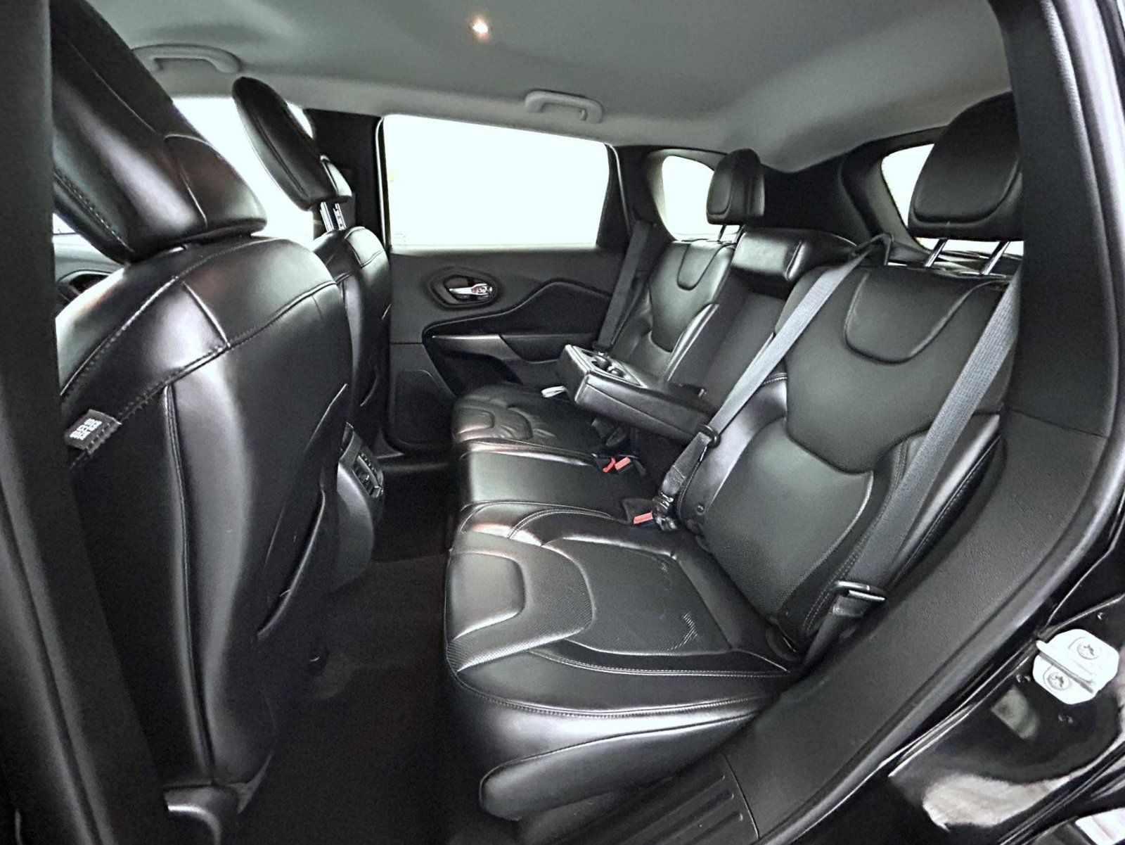 Used 2019 Jeep Cherokee Limited AWD/4WD image 19