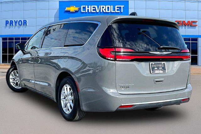 Used 2023 Chrysler Pacifica Touring-L FWD image 4