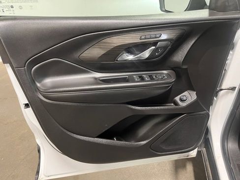 Used 2024 GMC Terrain SLT image 20