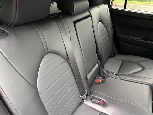 Used 2024 Toyota Highlander XLE FWD image 14