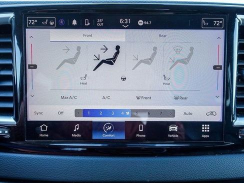 Used 2023 Chrysler Pacifica Touring-L image 5