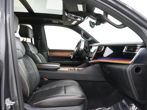Used 2022 Jeep Grand Wagoneer Series III w/ Rear-Seat Entertainment Group AWD/4WD image 13