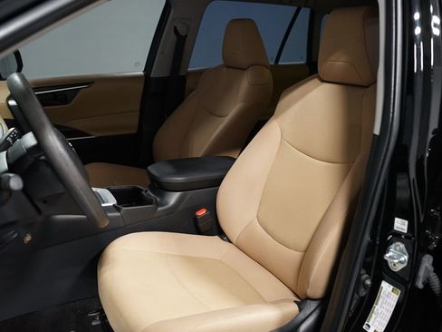 Certified 2025 Toyota RAV4 LE image 25