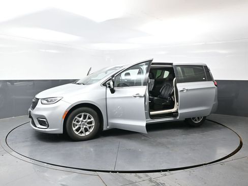 Used 2024 Chrysler Pacifica Touring-L FWD image 55
