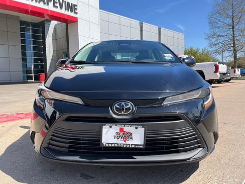 Used 2025 Toyota Corolla LE image 3