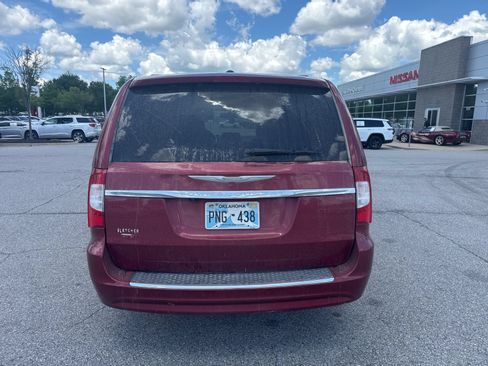Used 2016 Chrysler Town & Country LX FWD image 6