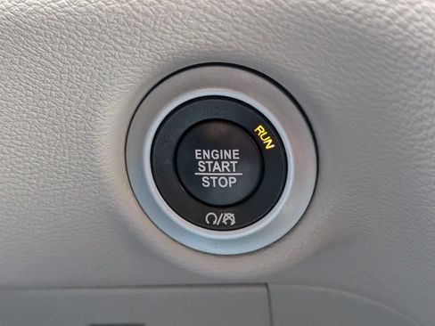 Used 2018 Chrysler Pacifica L FWD image 16