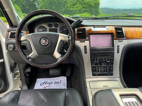 Used 2014 Cadillac Escalade Platinum AWD/4WD image 19
