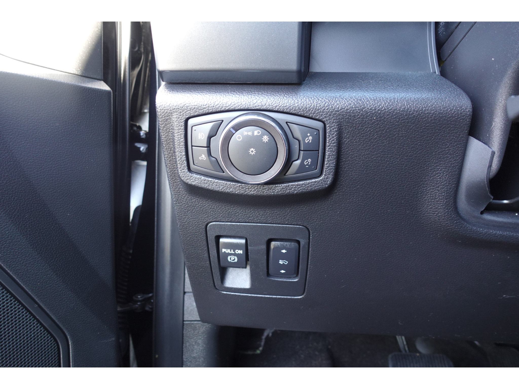 Used 2019 Ford F150 XLT w/ Equipment Group 302A Luxury AWD/4WD image 12