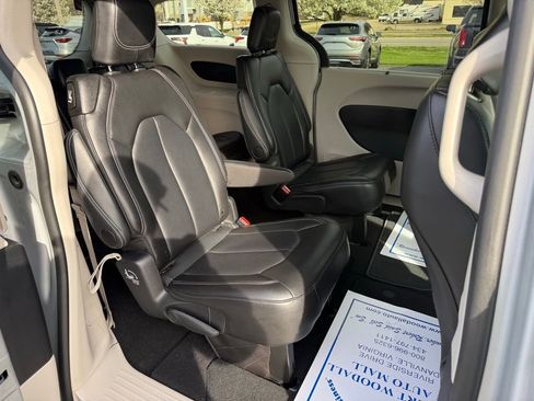 Used 2024 Chrysler Pacifica Touring-L FWD image 12