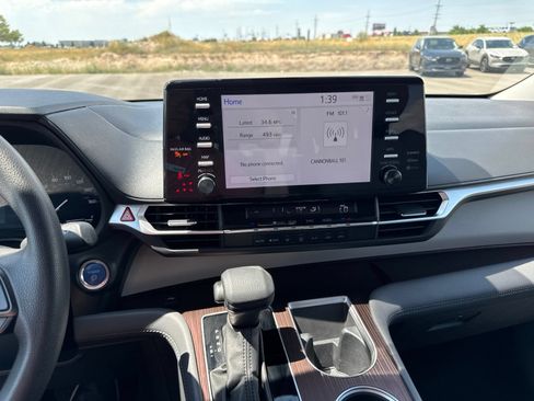 Used 2024 Toyota Sienna LE FWD image 18