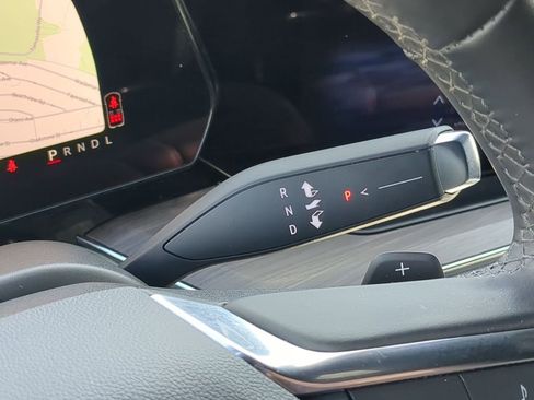 Used 2025 Chevrolet Suburban Z71 image 20