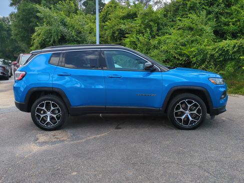 Used 2024 Jeep Compass Limited AWD/4WD image 4