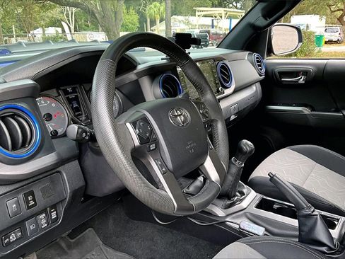 Used 2022 Toyota Tacoma TRD Off-Road image 14