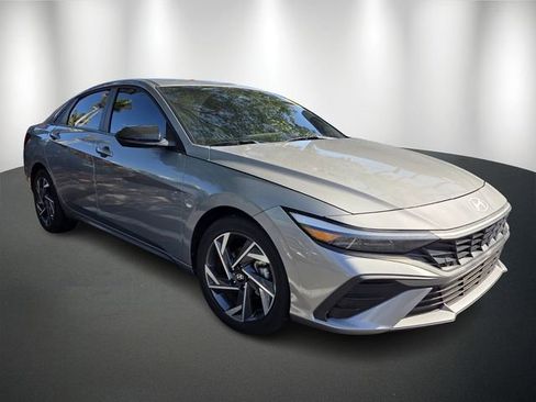 Used 2025 Hyundai Elantra Sport image 3