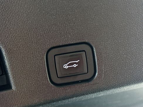 Used 2025 Chevrolet Traverse LT image 31