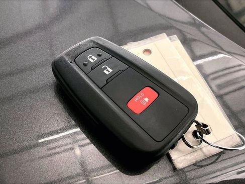 Used 2022 Toyota C-HR XLE image 9