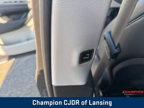 Used 2023 Chrysler Pacifica Touring-L image 39