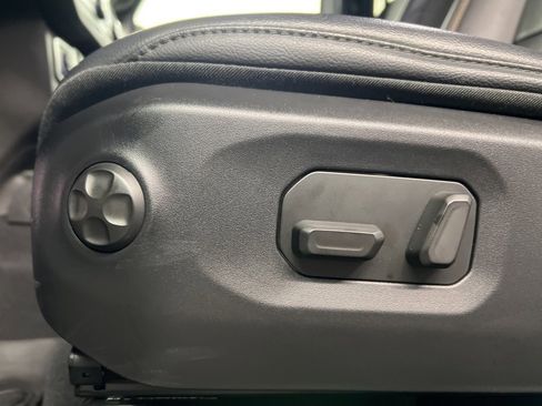 Used 2025 Jeep Wrangler Sahara image 29