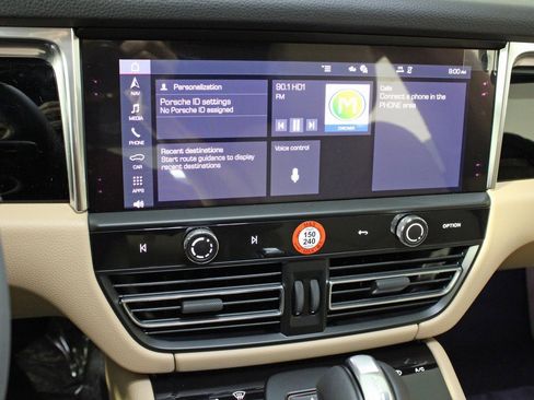 Used 2025 Porsche Macan image 24