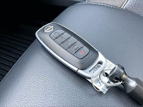 Used 2024 Nissan Pathfinder SL image 11