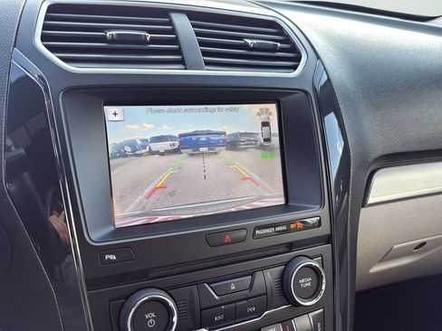 Used 2018 Ford Explorer XLT w/ Equipment Group 202A FWD image 18
