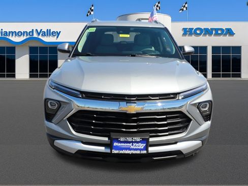 Used 2025 Chevrolet TrailBlazer LT FWD image 2