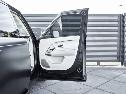 Used 2024 Land Rover Range Rover SV image 24