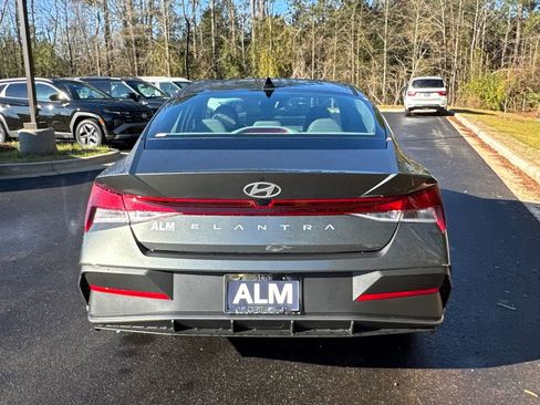 New 2026 Hyundai Elantra SE FWD image 5