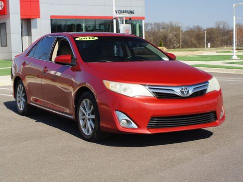 Used 2012 Toyota Camry XLE w/ Leather Pkg image 2