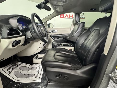 Used 2022 Chrysler Pacifica Touring-L w/ Uconnect Theater Family Group FWD image 15