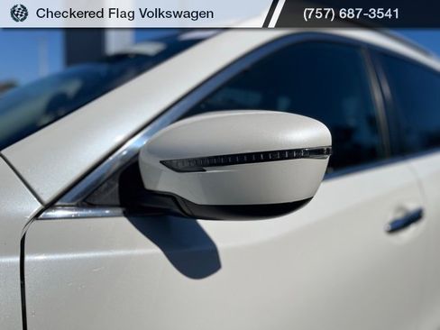 Used 2019 Nissan Rogue SV image 2