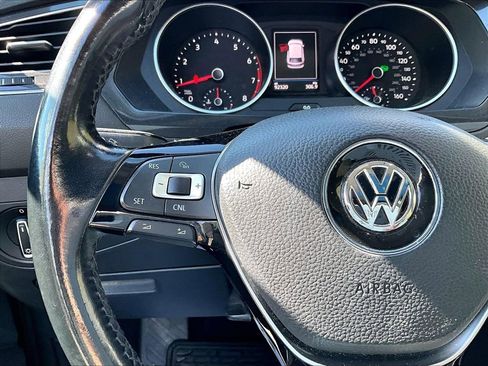 Used 2018 Volkswagen Tiguan SE w/ Panoramic Sunroof Package AWD/4WD image 16