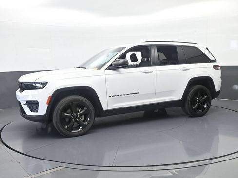 Used 2024 Jeep Grand Cherokee Altitude RWD image 2