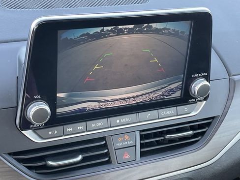 Used 2024 Nissan Altima 2.5 SV FWD image 18