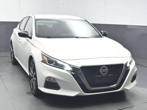 Used 2019 Nissan Altima 2.5 SR FWD image 2