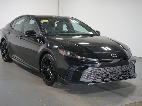 Certified 2025 Toyota Camry SE image 3