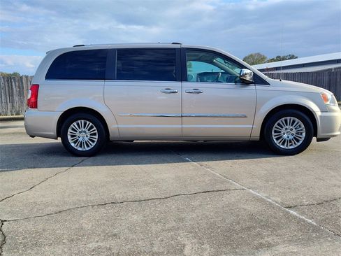 Used 2012 Chrysler Town & Country Limited w/ Luxury Group image 14