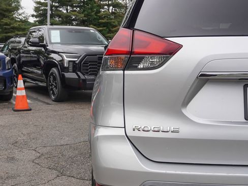 Used 2018 Nissan Rogue SV AWD/4WD image 12